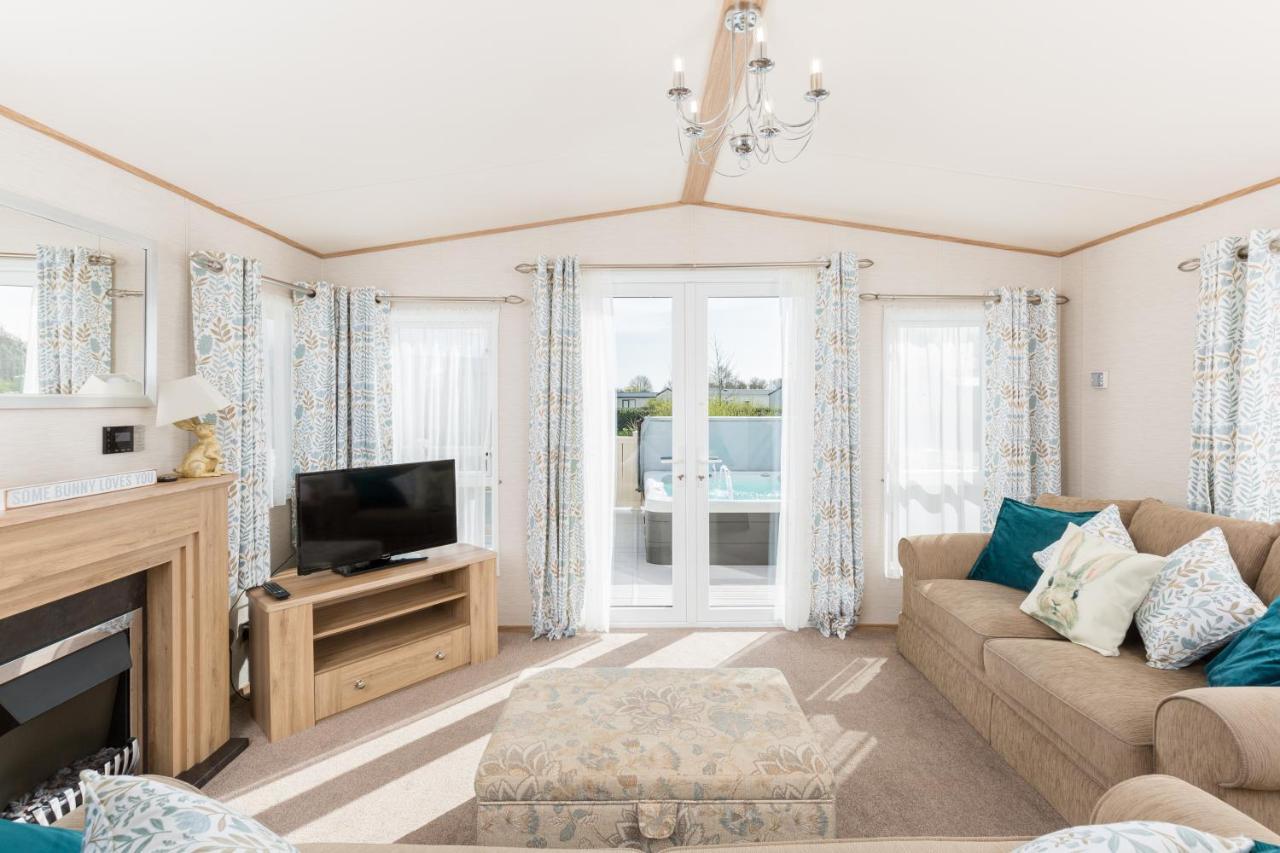 Cottontail Lodge - Hot Tub - Pet Friendly South Cerney Kültér fotó