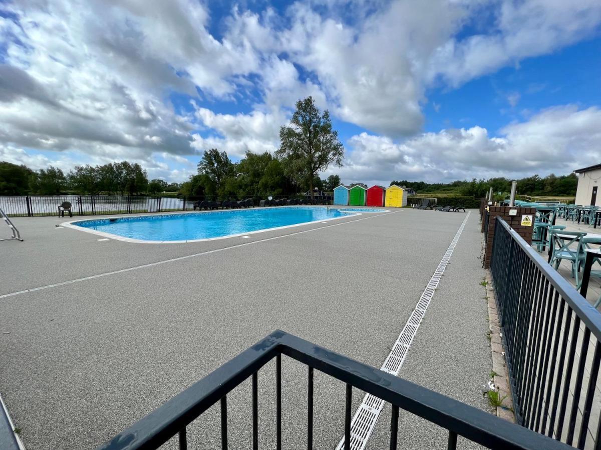Cottontail Lodge - Hot Tub - Pet Friendly South Cerney Kültér fotó