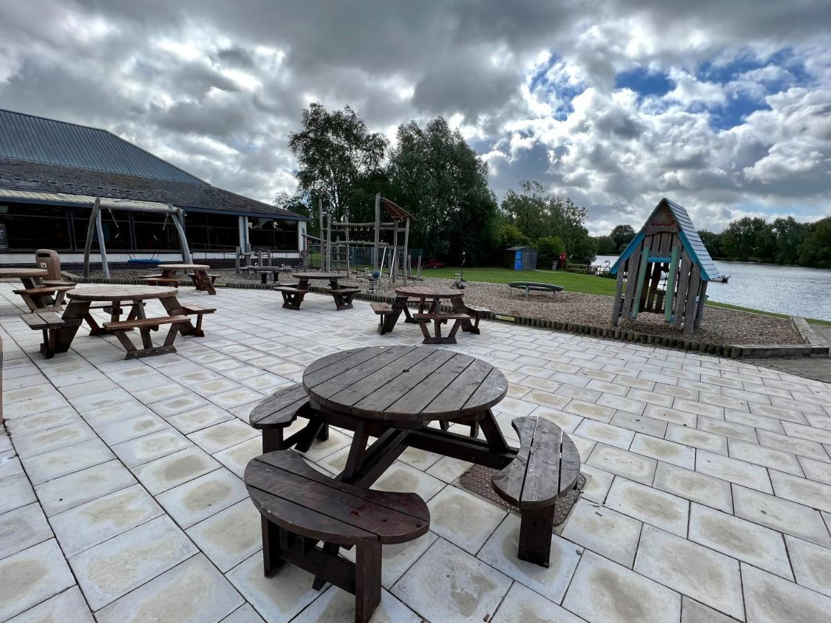 Cottontail Lodge - Hot Tub - Pet Friendly South Cerney Kültér fotó